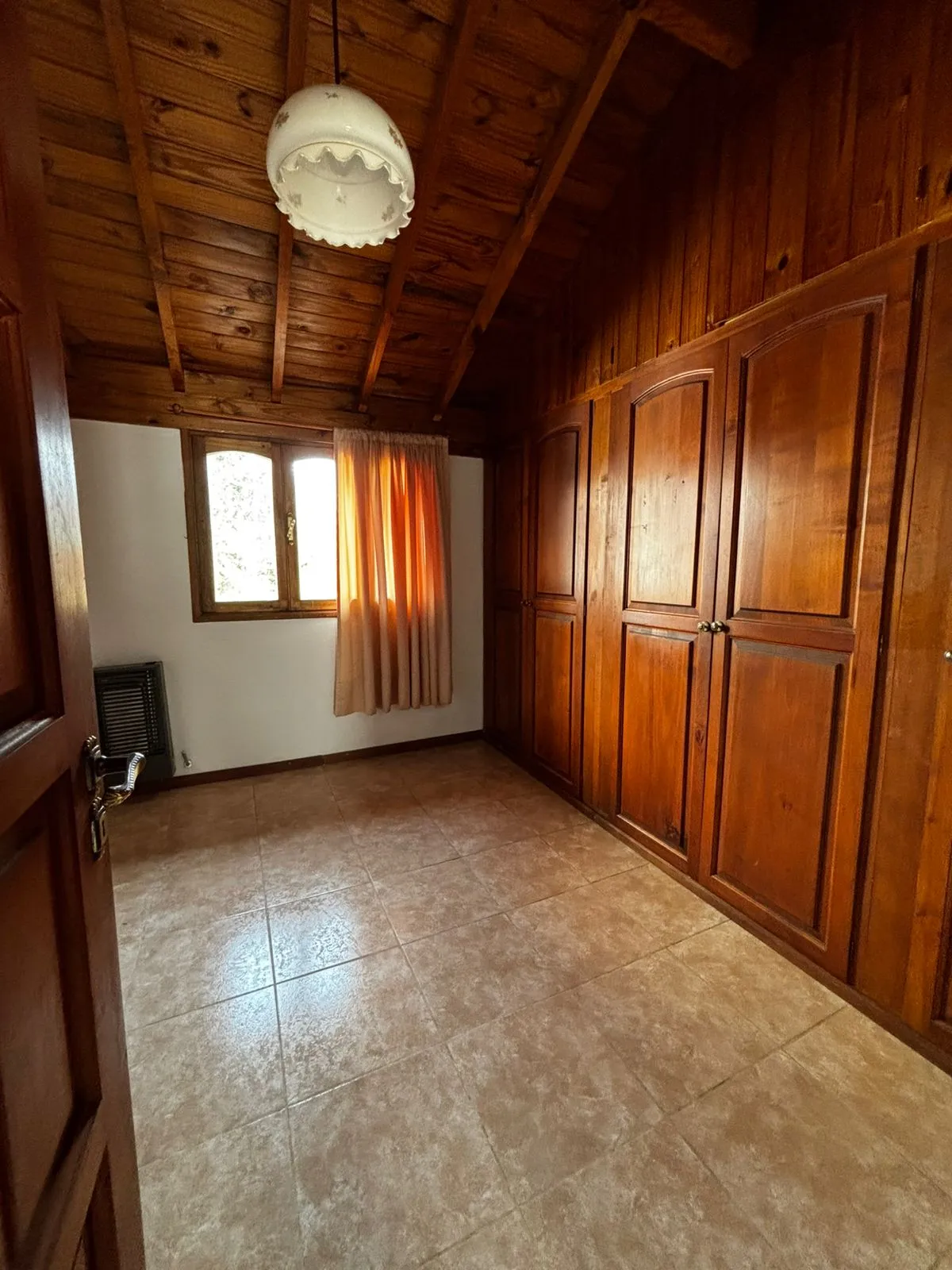 Cabaña en alquiler – 2 dormitorios con living comedor - 4
