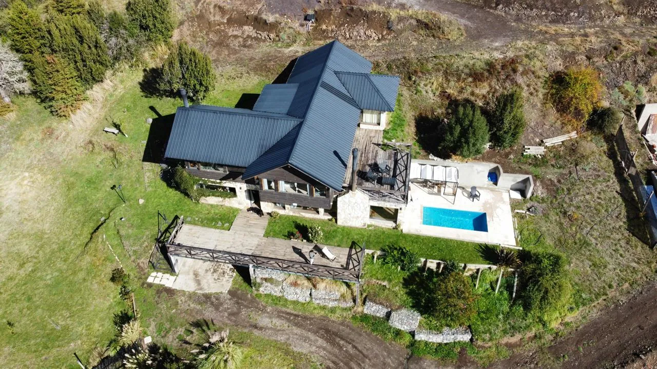 Casa con piscina en barrio privado – Exclusividad y confort en San Martín de los Andes - 1